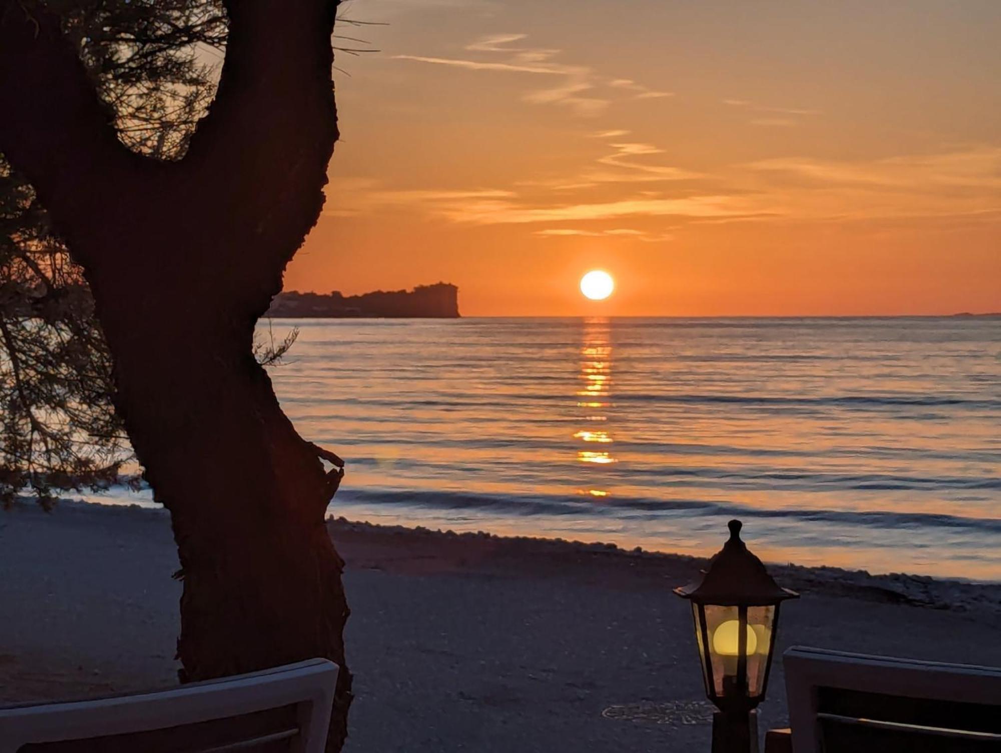 Dolphin Apt & Studios -Next To The Beach Roda  Bagian luar foto